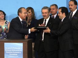 El Presidente Calderón firmó el decreto de la Ley para proteger a defensores de Derechos Humanos y periodistas. EL UNIVERSAL  /