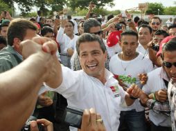 Peña Nieto saluda a un seguidor en Juchitán, Oaxaca. REUTERS  /