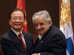 El presidente uruguayo, José Mujica (I), saluda al ministro Wen Jiabao. AFP  /