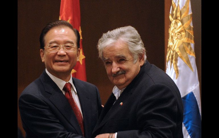 El presidente uruguayo, José Mujica (I), saluda al ministro Wen Jiabao. AFP  /