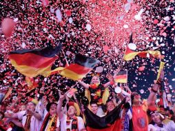 Aficionados celebran el triunfo de la Selección alemana sobre Grecia en la Eurocopa. Alemania pasó a semifinales. REUTERS  /