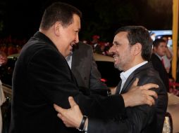El Presidente de Venezuela, Hugo Chávez (i), recibe a su homólogo iraní, Mahmoud Ahmadinejad (d), en el Palacio de Miraflores. REUTERS  /