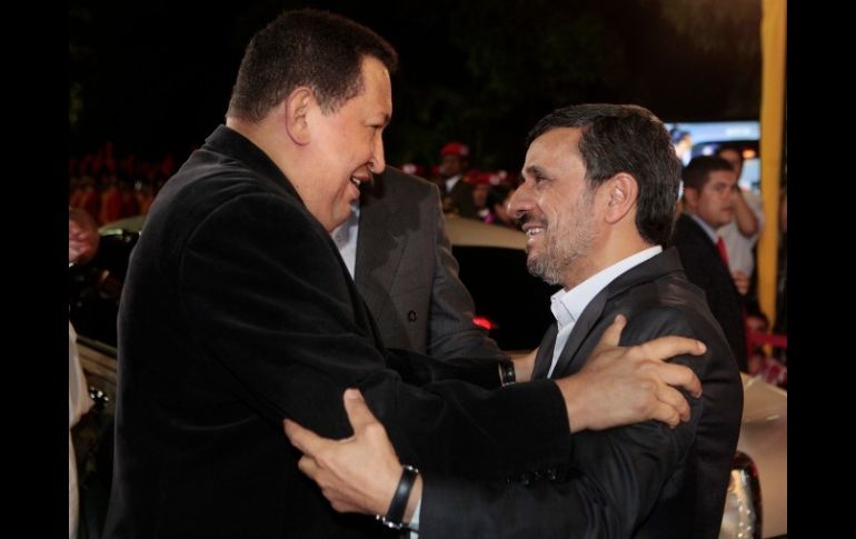 El Presidente de Venezuela, Hugo Chávez (i), recibe a su homólogo iraní, Mahmoud Ahmadinejad (d), en el Palacio de Miraflores. REUTERS  /