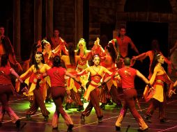 En el escenario, algunos bailarines cambiaron de vestuario hasta ocho ocasiones.  /