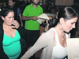 Después del mediodía, la madre de uno de los afectados (izq.) y su abogada, afirmaron ante los medios de comunicación del error.  /