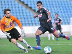 Fabián volvió a demostrar que está pasando por un buen momento al ser un futbolista desequilibrante y efectivo. EFE  /