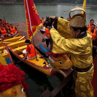 Beijing celebra el día del español con futbolines, dragones y flamenco