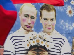 En la embajada rusa, se mostró una imagen de Vladimir Putin, y el primer ministro, Dimitri Medvedev, como si fueran una pareja. REUTERS  /