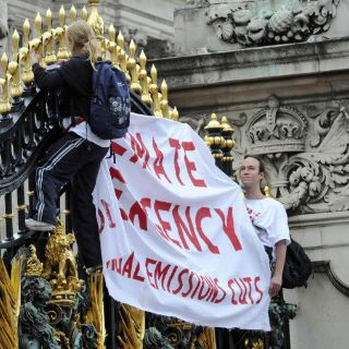 Ecologistas se encadenan a reja del Palacio de Buckingham