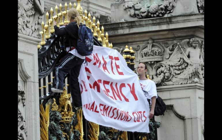 ''Emergencia climática: 10% reducción anual de emisiones'' decían las camisetas y pancartas. AP  /
