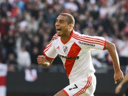 David Trezeguet festeja uno de sus dos goles en el encuentro. AP  /