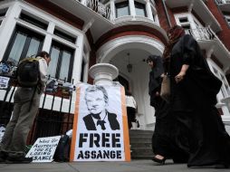 Mientras Ecuador discute el asilo político de Assange, manifestantes piden su libertad en la embajada ecuatoriana de Londres. AFP  /