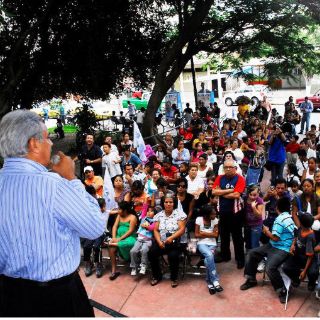 Alberto Cárdenas entrega reconocimientos a deportistas tapatíos