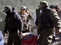 Los policías de bajo rango bolivianos continúan manifestándose por mejor paga en las calles de La Paz. AFP  /