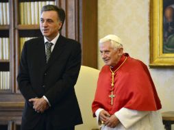 Benedicto XVI, aquí con el mandatario de Montenegro Filip Vujanovic, busca mejorar relaciones con los medios de comunicación. REUTERS  /