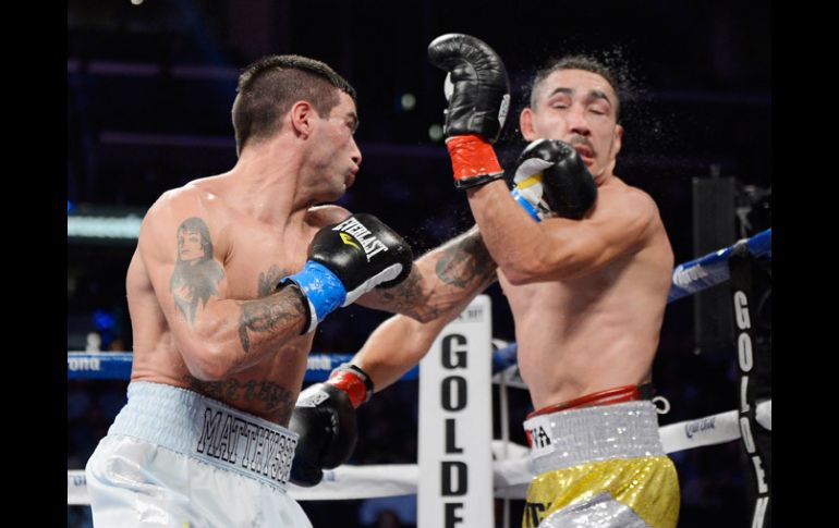 El argentino Matthysse coneta un poderoso gancha al rostro de Humberto 'Zorrita' Soto. AFP  /