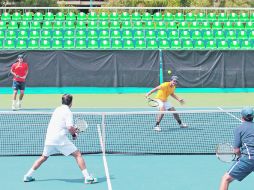 Jonathan Gómez y Salvador de la Torre (arriba) derrotaron en tres sets a la dupla compuesta por Juan José Morales y Diego Pérez.  /