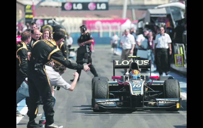 Esteban Gutiérrez ingresa a los pits, y es felicitado por los integrantes de su equipo. GP2 SERIES MEDIA  /