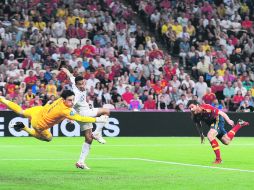 Xabi Alonso, abrió el marcador para España con un certero cabezazo, imposible de atajar para el arquero francés.GETTY IMAGES SPORT  /