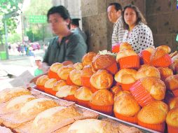 Expertos ponen sus manos en la masa que resulta de la mezcla de harina y azúcar; un placer en la ciudad.  /