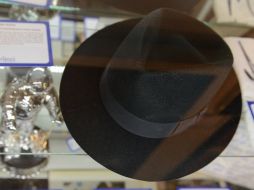 El Fedora de Michael Jackson en exhibición en el teatro Apollo. AFP  /