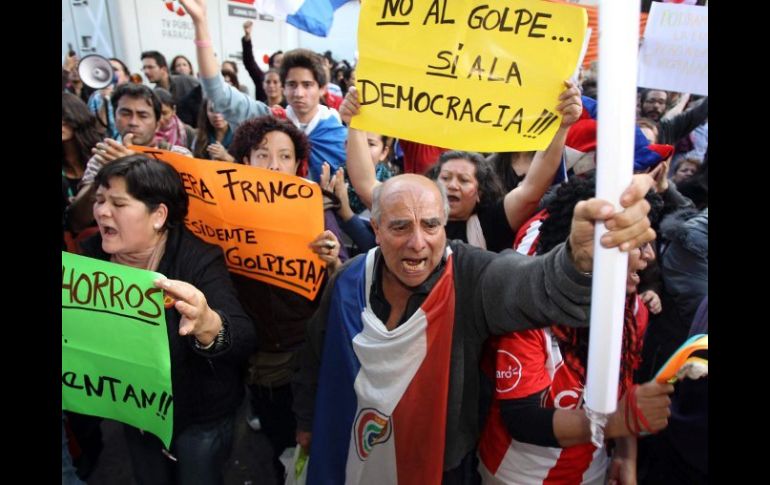 Un grupo de personas se manifiesta ante la Televisión Pública de Asunción Paraguay por la destitución de Fernando Lugo. EFE  /