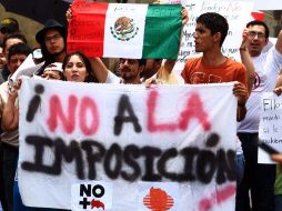 Un grupo de jóvenes participa en la denominada marcha anti Peña Nieto.  /