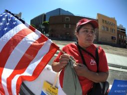 Inmigrante sostiene la bandera de Estados Unidos manifestandose contra la deportación de los ciudadanos extranjeros. ARCHIVO  /