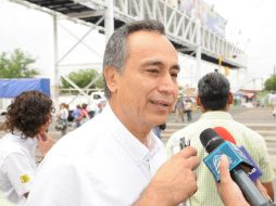 Garza presentó proyectos a los asistentes. Aquí, habla con miembros de la prensa el 19 de junio. ESPECIAL  /