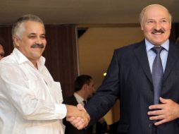 El presidente de Bielorrusia, Alexandr Lukashenko (D), es recibido por el Vicecanciller cubano Dagoberto Rodríguez (I). EFE  /