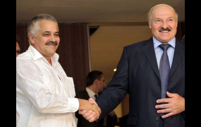 El presidente de Bielorrusia, Alexandr Lukashenko (D), es recibido por el Vicecanciller cubano Dagoberto Rodríguez (I). EFE  /