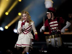 El escenario, de 40 metros de largo, fue pensado por la propia Madonna para estar más cerca del público. EFE  /