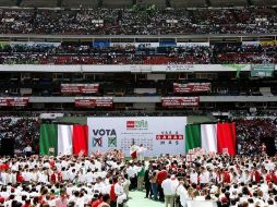 Enrique Peña Nieto (c) asistió a un acto de campaña en el Estadio Azteca en la Ciudad de México. EFE  /