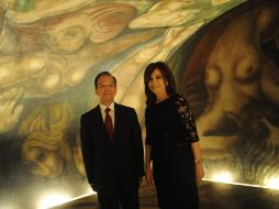 Fernández, y el primer ministro de China durante un recorrido por el mural 'Ejercicio Plástico', del mexicano David Siqueiros.EFE  /