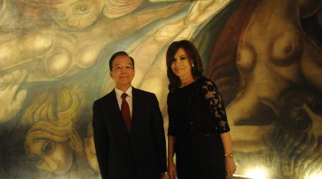 Fernández, y el primer ministro de China durante un recorrido por el mural 'Ejercicio Plástico', del mexicano David Siqueiros.EFE  /