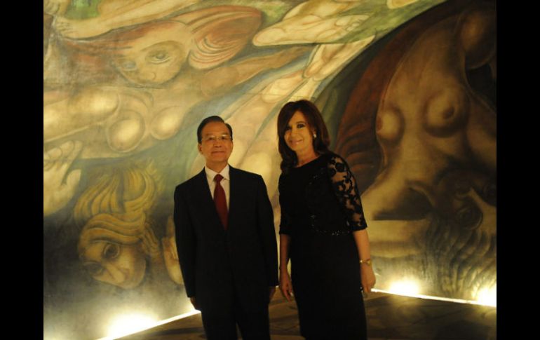 Fernández, y el primer ministro de China durante un recorrido por el mural 'Ejercicio Plástico', del mexicano David Siqueiros.EFE  /