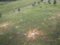 Agujeros hechos por el ejército hondureño para desactivar una pista clandestina utilizada por los narcotraficantes. AP  /