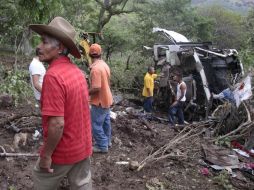 El autobús cayó a un barranco. Entre los muertos hay siete menores. EFE  /