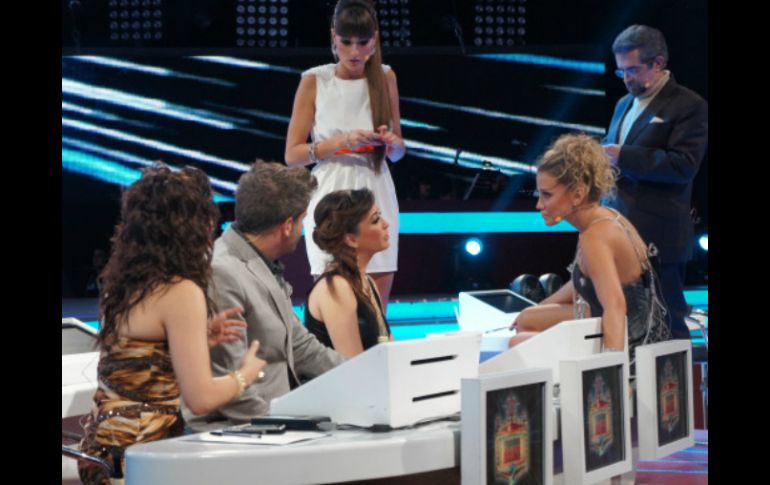 Fanny Lu subió a Twitter esta fotografía donde conviven todos los jueces mientras hay comerciales. @@Fanny_Lu  /