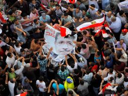 Simpatizantes de Mohamed Mursi celebran que éste fue declarado presidente electo de Egipto. AP  /