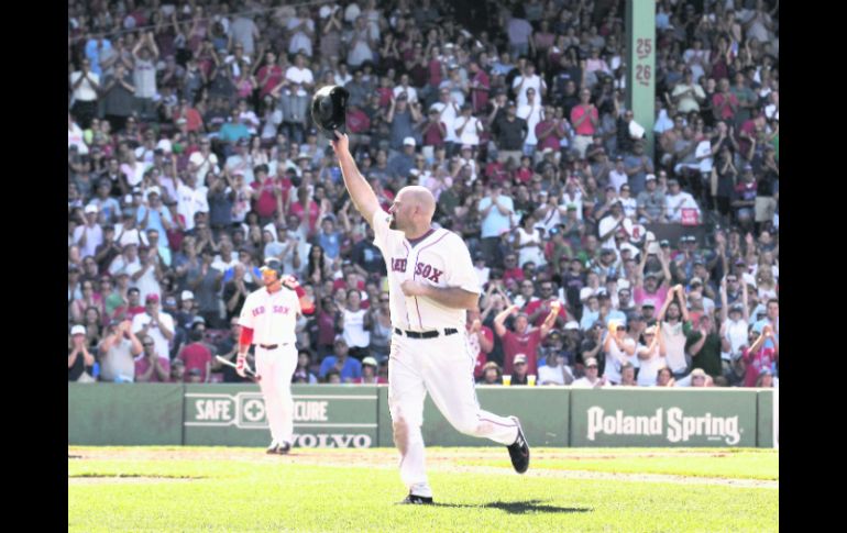 HOMENAJEADO. El tercera base Kevin Youkilis fue ovacionado de pie por los fanáticos de Boston en el Fenway Park. AFP  /