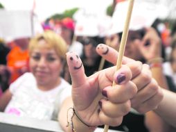 Simpatizantes de Alfaro muestran los dedos pintados con la ''carita feliz'' que distingue la última parte de la campaña. ESPECIAL  /