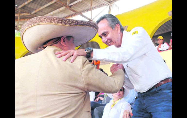 El candidato perredista presenció una charreada y luego expresó su apoyo a los candidatos del partido en Zapopan. ESPECIAL  /