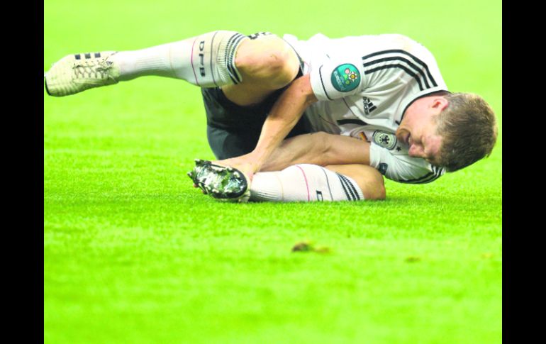 Bastian Schweinsteiger se duele del tobillo izquierdo, tras recibir una falta, el mediocampista sufre de esa lesión desde febrero. AFP  /