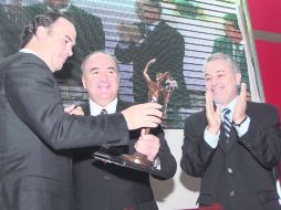 El presidente de la Canaco Guadalajara, recibe un reconocimiento de Jorge Dávila, presidente de la Concanaco-Servitur nacional.  /