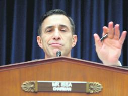 DARREL ISSA. El republicano insiste en que Eric Holder debe entregar más información para evitar incurrir en desacato. GETTY IMAGES  /