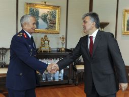 El presidente turco, Abdullah Gul (d), se reúne con el general Mehmet Erten, comandante de las Fuerzas Aéreas turcas. EFE  /