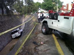 Una grúa realiza maniobras para sacar el automotor del canal.  /