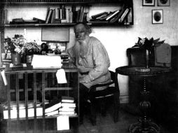 León Tolstói, en sus últimos años viviendo en su finca de Yásnaia Poliana. EFE  /