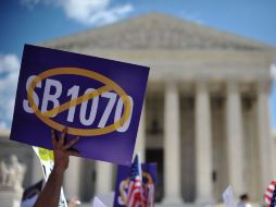 Se han producido distintas protestas contra la ley antnmigrantes, una de ellas, en abril a las afueras de la Suprema Corte. AFP  /